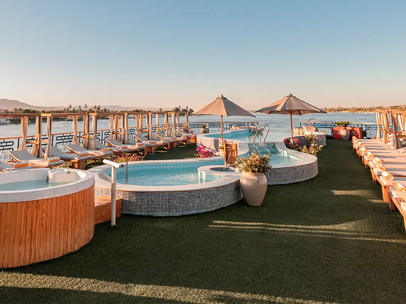 Sonesta Star Goddess sundeck and swimming pool